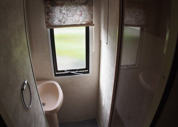 cropped-static-caravan-yetygors-shower8b-fishguard-2.jpg